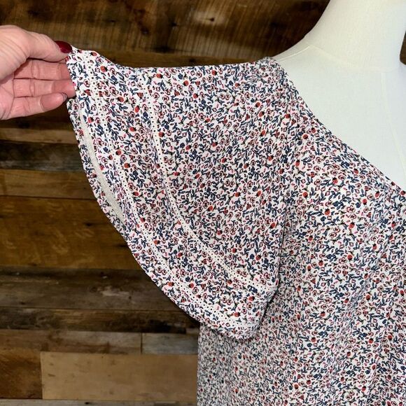 Loft butterfly sleeves perfect this flowy top with easy-going touch of romance. - Picture 7 of 15